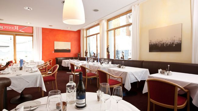 Badehotel Belvair Scuol Étterem fotó